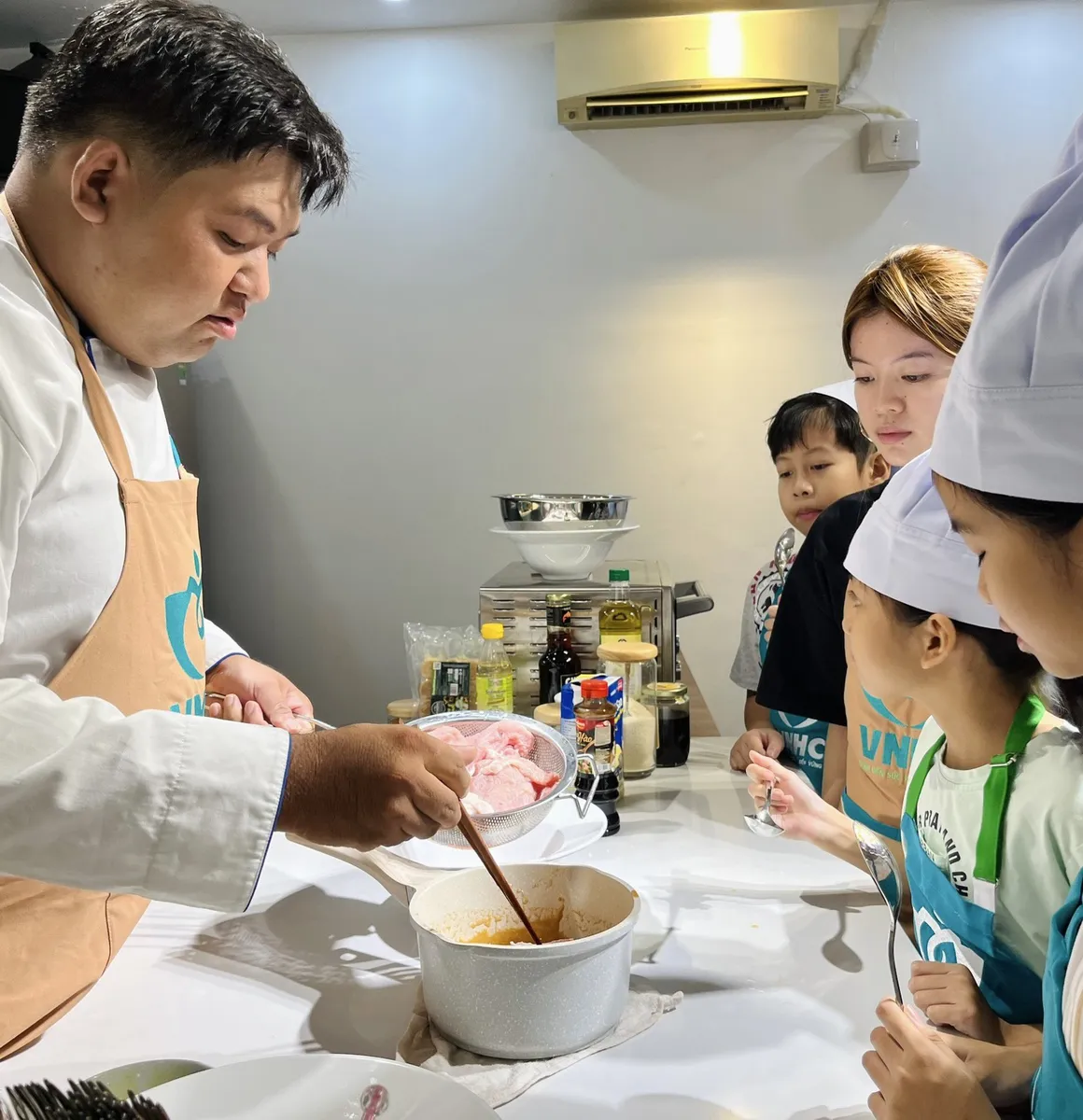CHEF NHÍ ẨM THỰC BỐN PHƯƠNG
