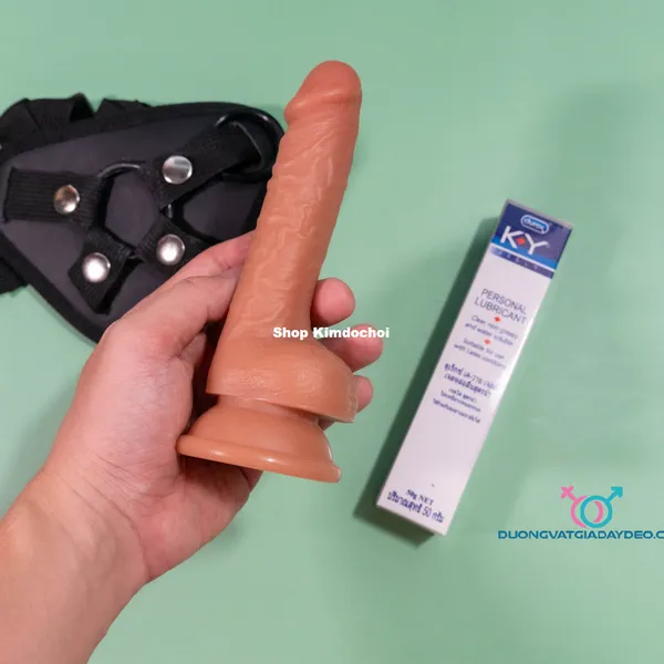 Tại sao không F5 chuyện chăn gối với dương vật giả dây đeo mini?