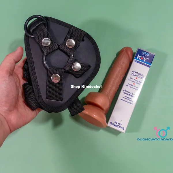 Tại sao không F5 chuyện chăn gối với dương vật giả dây đeo mini?