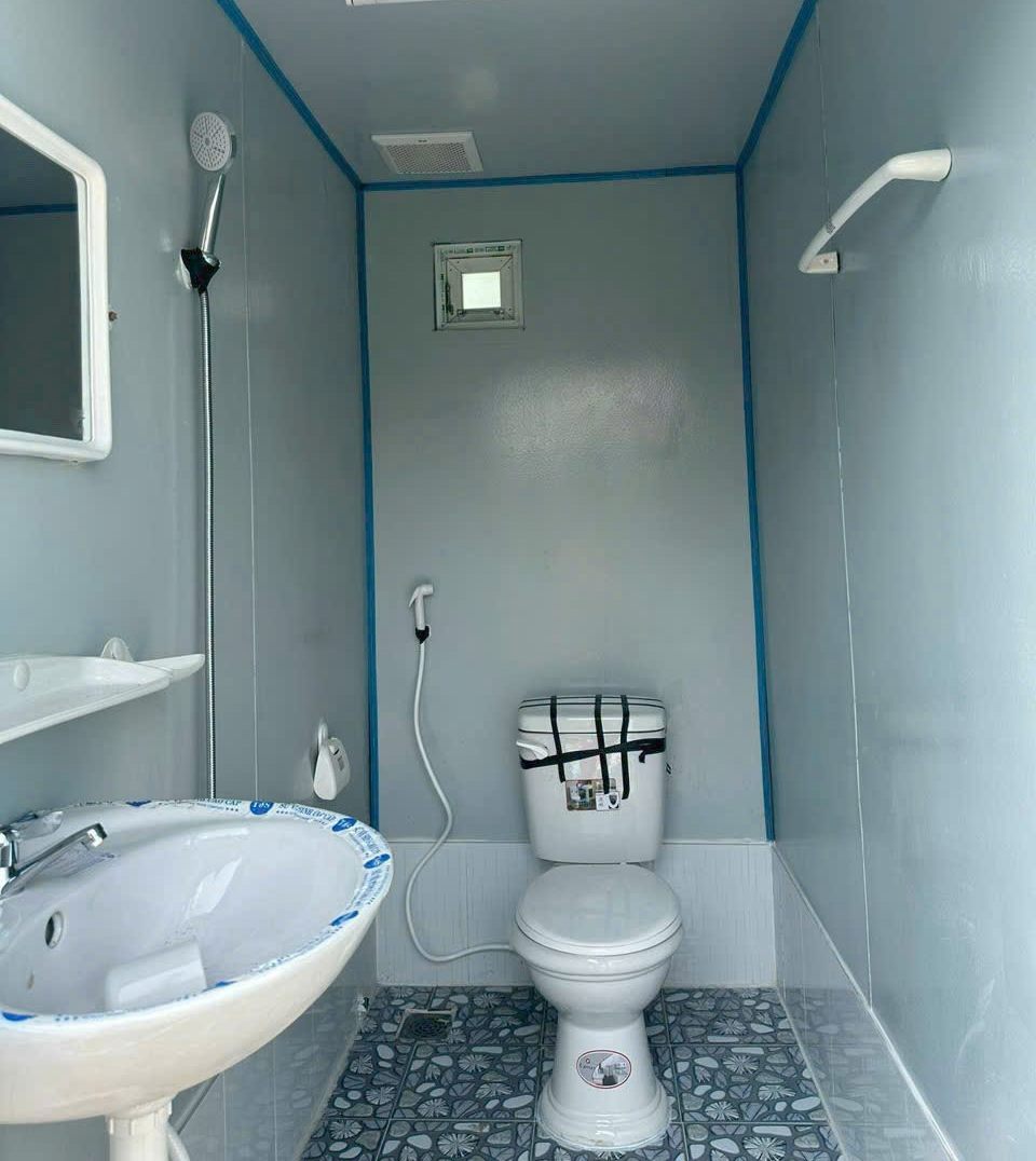 container toilet 10 feet có nhà tắm