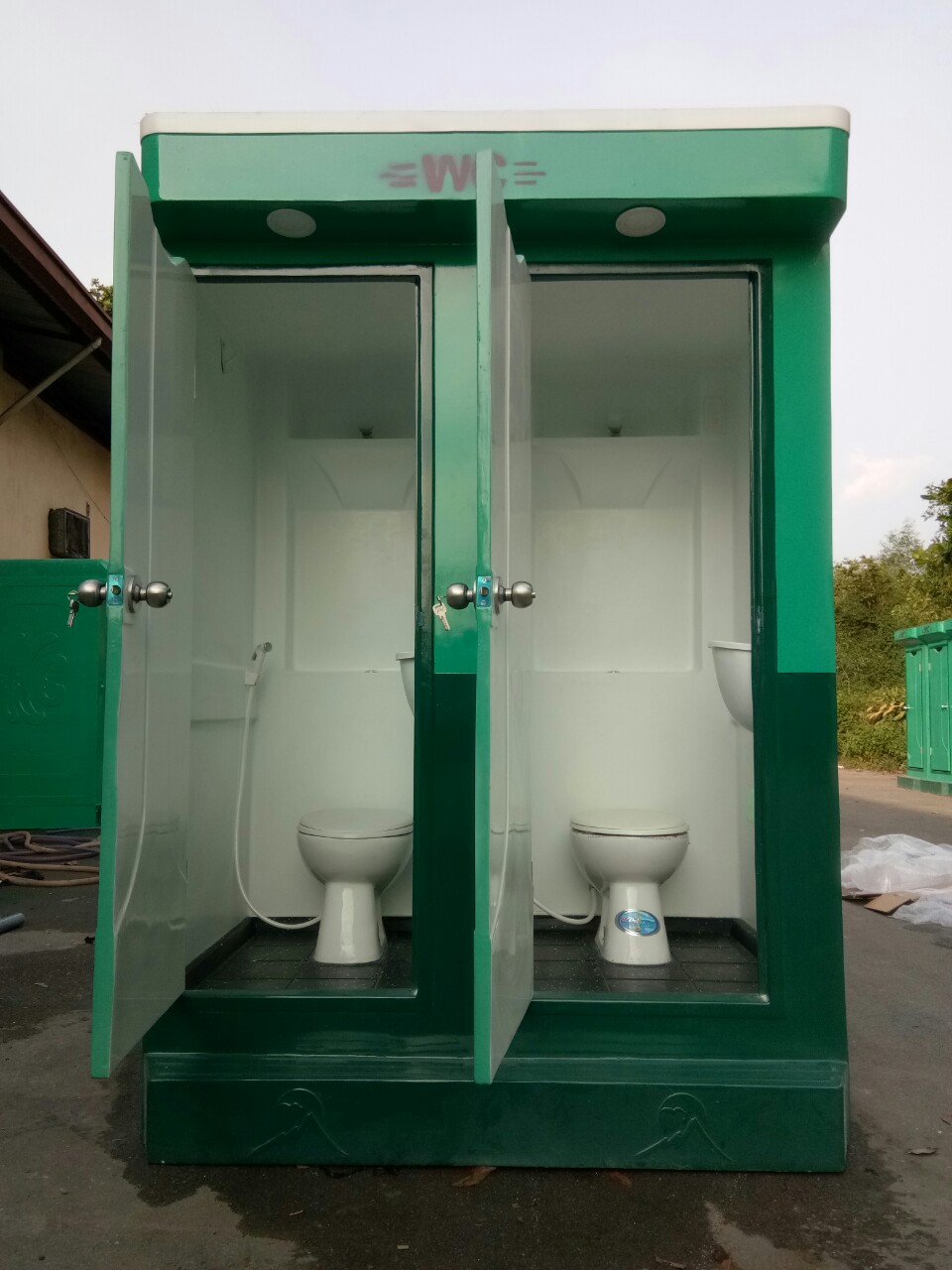 nhà vệ sinh 2 buồng