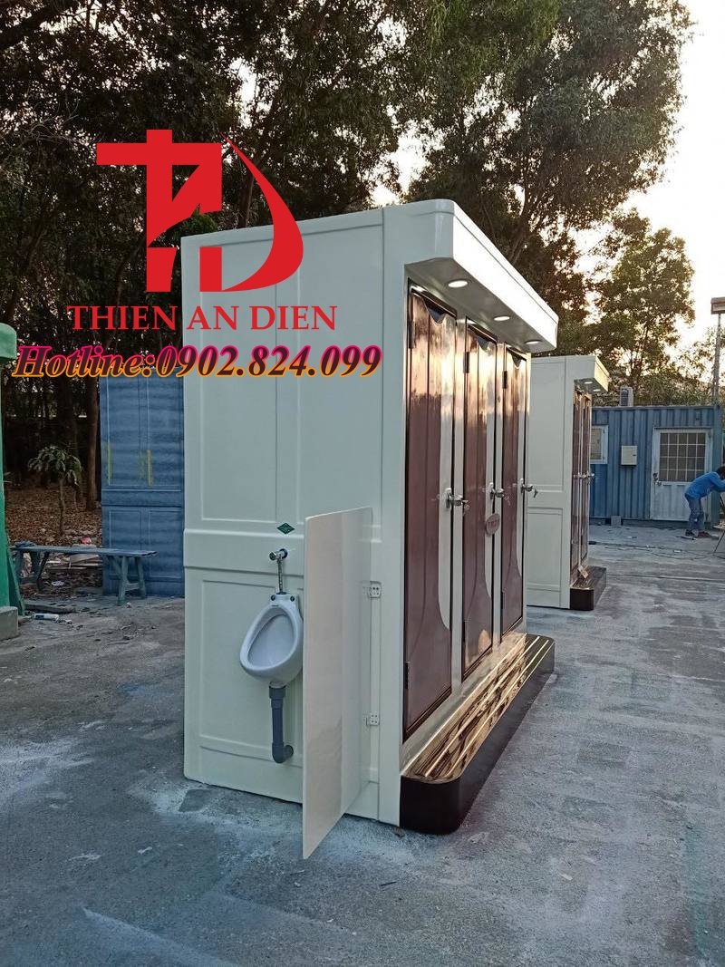nhà vệ sinh di động 3 buồng kết hợp bồn tiểu nam bên ngoài , có vách che kính đáo