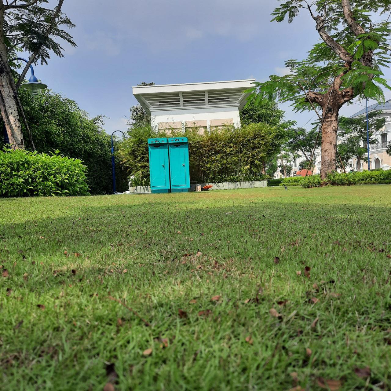 thuê nhà vệ sinh composite