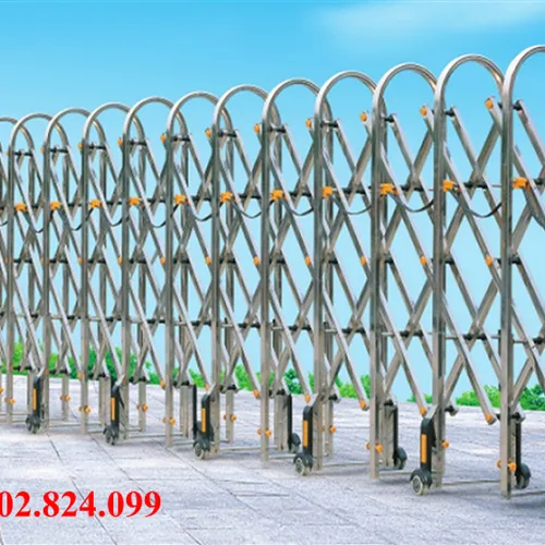 So Sánh Chất Liệu Cổng Xếp Tự Động: Nên Chọn Inox 304, Inox 201 Hay Hợp Kim Nhôm?