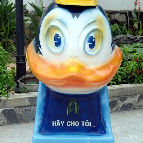 THÙNG RÁC VỊT DONALD BẰNG NHỰA COMPOSITE – GIẢI PHÁP THU GOM RÁC NGỘ NGHĨNH, BỀN BỈ