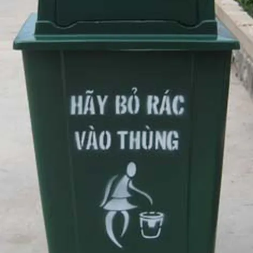 Thùng rác chân đứng trong công viên