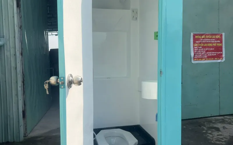 Nhà Vệ Sinh Di Động Đơn Bệ Xổm Composite: Giải Pháp Toàn Diện Cho Công Trình, Sự Kiện & Nhà Vườn