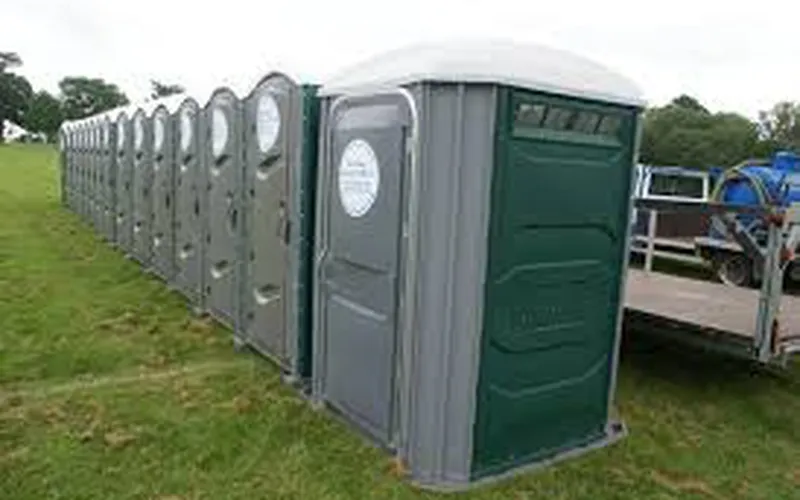 Bị Bắt Giam Vì ” Rình” Nhà Vệ Sinh Di Động