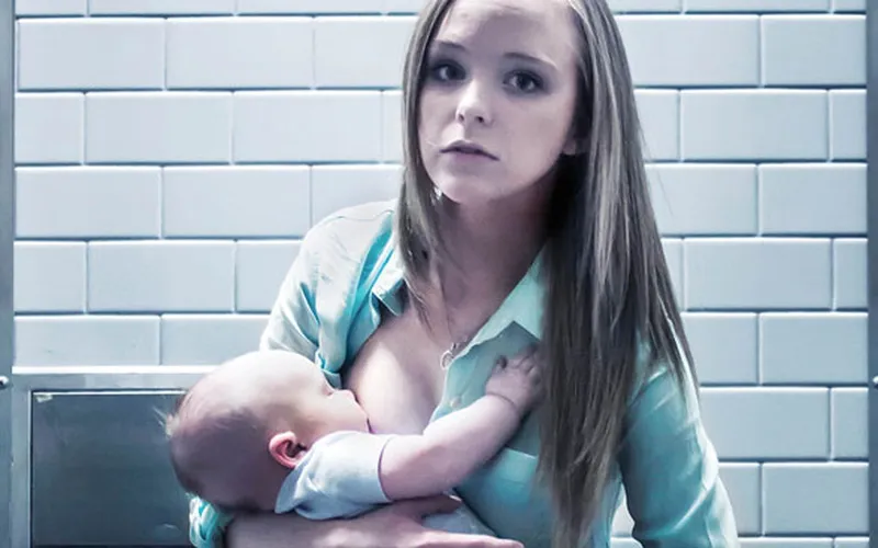 CHO CON BÚ TRONG NHÀ VỆ SINH DI ĐỘNG