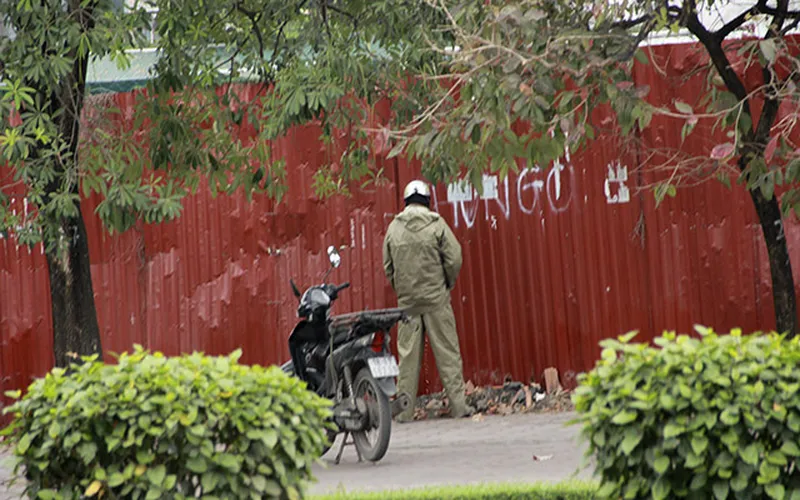 Vô tư ”giải quyết nỗi buồn” ngay cạnh nhà vệ sinh
