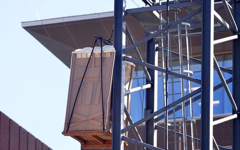 Nhà Vệ Sinh Di Động Treo Lơ Lửng Trên Một Cần Cẩu