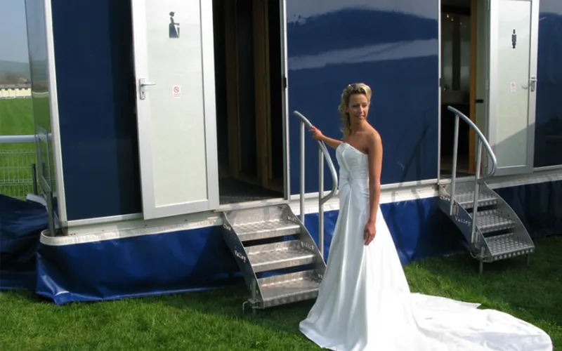 Nhà vệ sinh di động làm quà tặng