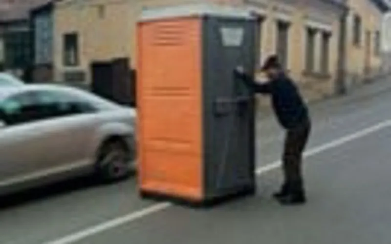 Nhà Vệ Sinh Di Động Nằm Giữa Đường