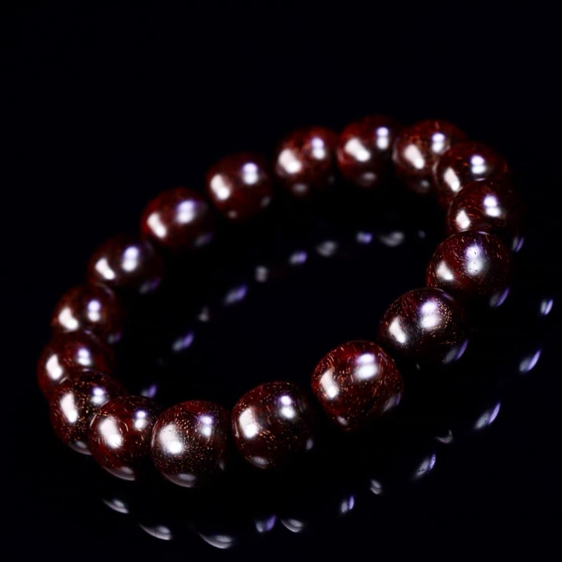 Vòng gỗ tử đàn đỏ 12mm Ấn Độ lá nhỏ lõi già sao vàng