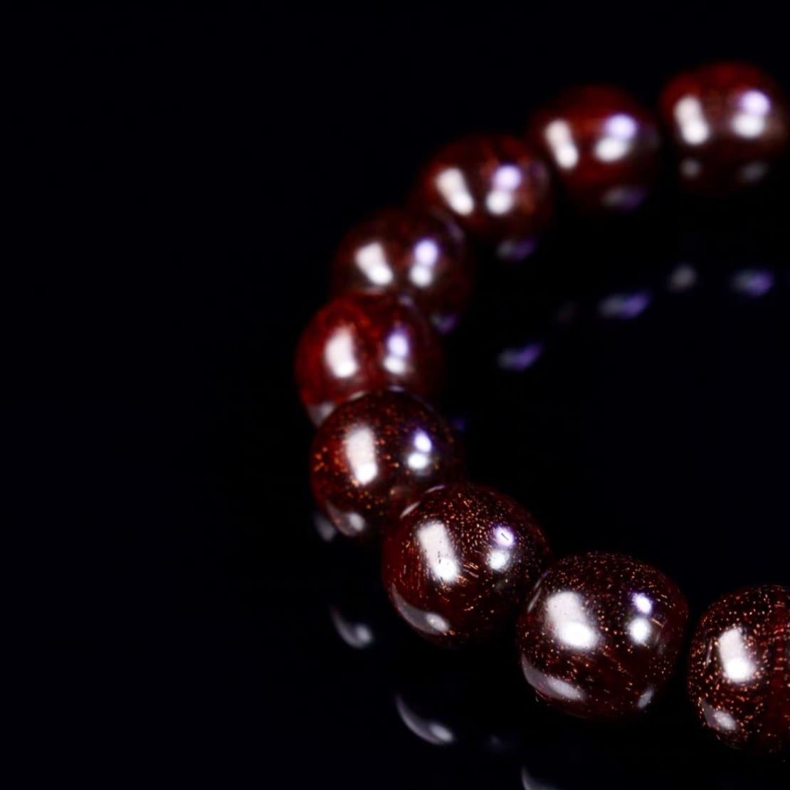Vòng gỗ tử đàn đỏ 12mm Ấn Độ lá nhỏ lõi già sao vàng
