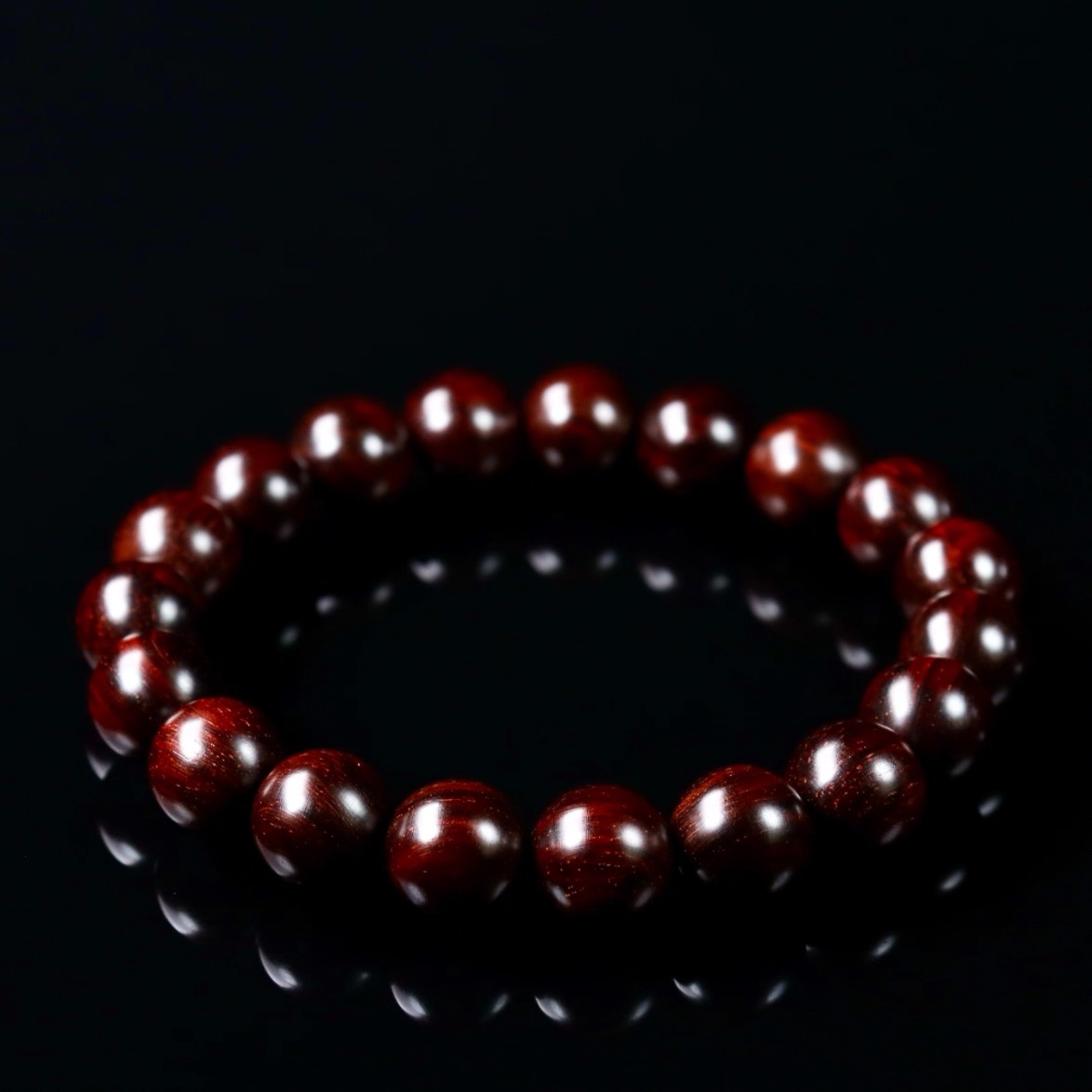 Vòng gỗ tử đàn đỏ 10mm Ấn Độ lá nhỏ lõi già sao vàng kín