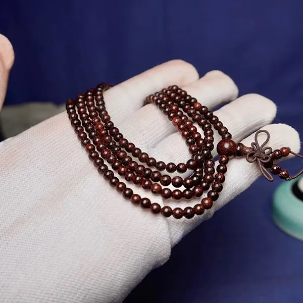 Vòng gỗ tử đàn đỏ 4mm x 216 Ấn Độ lá nhỏ lõi già sao vàng kín 