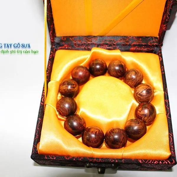 Vòng tay chun sụn sưa đỏ 20mm x 12 hạt vân đẳng cấp VIP40