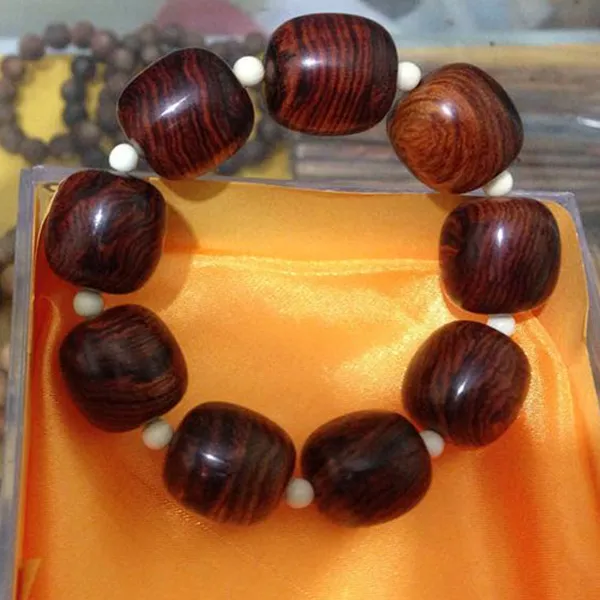 Vòng tay chun sụn sưa đỏ 20mm x 9 đốt vân vip VIP03