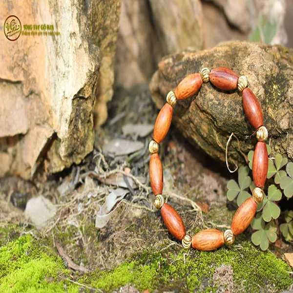 Vòng tay nữ sưa đỏ hạt xoan mix hạt vàng NU06