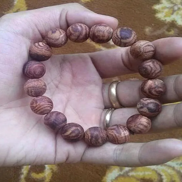 Vòng tay sưa đỏ 12mm x 17 hạt hàng mộc MS VN08