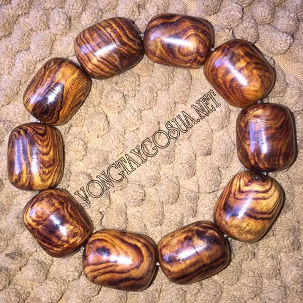 Vòng tay sưa đỏ hàng đốt 17mm vân đẳng cấp VIP09
