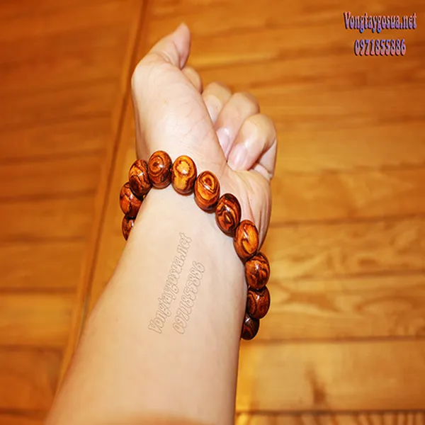 VÒNG TAY SƯA ĐỎ VÂN MẮT QUỶ 12MM X 17 HẠT SSvip