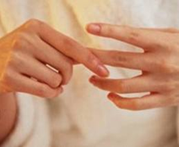 Viêm khớp dạng thấp thường xuất hiện ở các khớp nhỏ