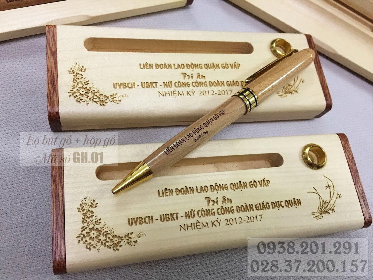 Bộ bút gỗ đẹp khắc tên theo yêu cầu giá rẻ tại tphcm thủ đức bình thạnh quận 1 2 3 4 5 6 7 8 9 10 11 12 Bộ bút gỗ đẹp khắc tên theo yêu cầu giá rẻ tại tphcm thủ đức bình thạnh quận 1 2 3 4 5 6 7 8 9 10 11 12