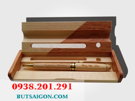 Bút gỗ khắc tên theo yêu cầu khách hàng giá rẻ nhất tphcm Bút gỗ khắc tên theo yêu cầu khách hàng giá rẻ nhất tphcm