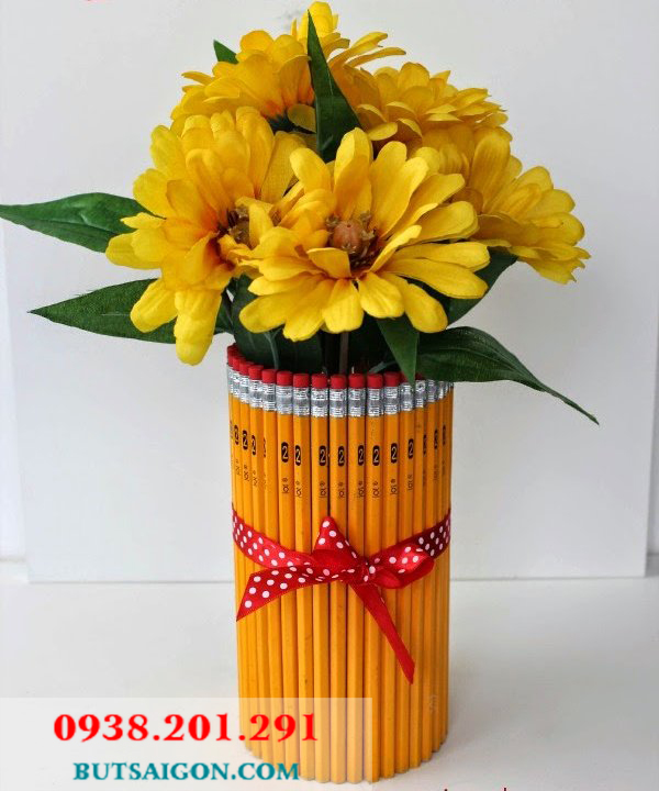 Lọ hoa làm từ bút chì màu vàng chất lượng tại Butsaigon.com Lọ hoa làm từ bút chì màu vàng chất lượng tại Butsaigon.com