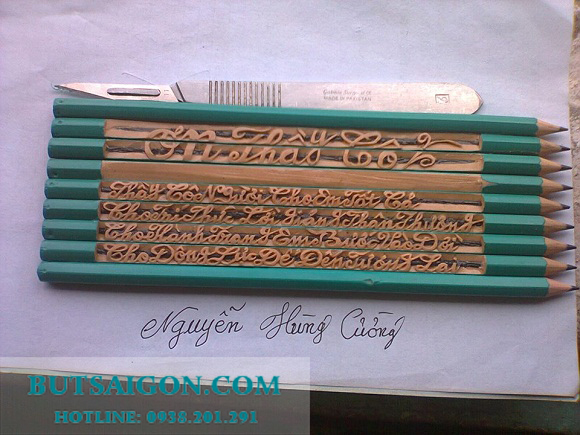 Bút chì khắc gỗ màu xanh dương ấn tượng. Bút chì khắc gỗ màu xanh dương ấn tượng.