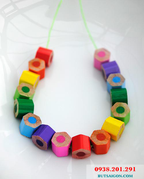 Vòng cổ nhiều màu sắc làm từ những chiếc bút chì sinh viên giá rẻ Vòng cổ nhiều màu sắc làm từ những chiếc bút chì sinh viên giá rẻ
