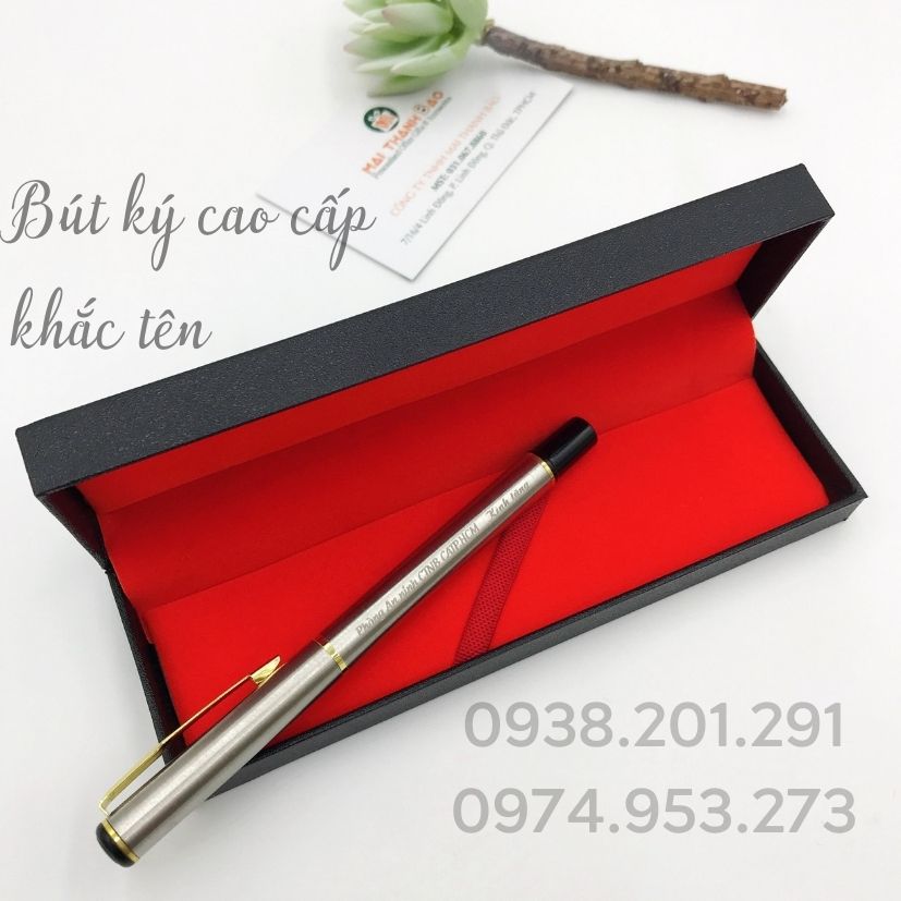 Bút ký khắc tên cao cấp màu trắng đen phối cài vàng giá rẻ làm quà tặng Bút ký khắc tên cao cấp màu trắng đen phối cài vàng giá rẻ làm quà tặng
