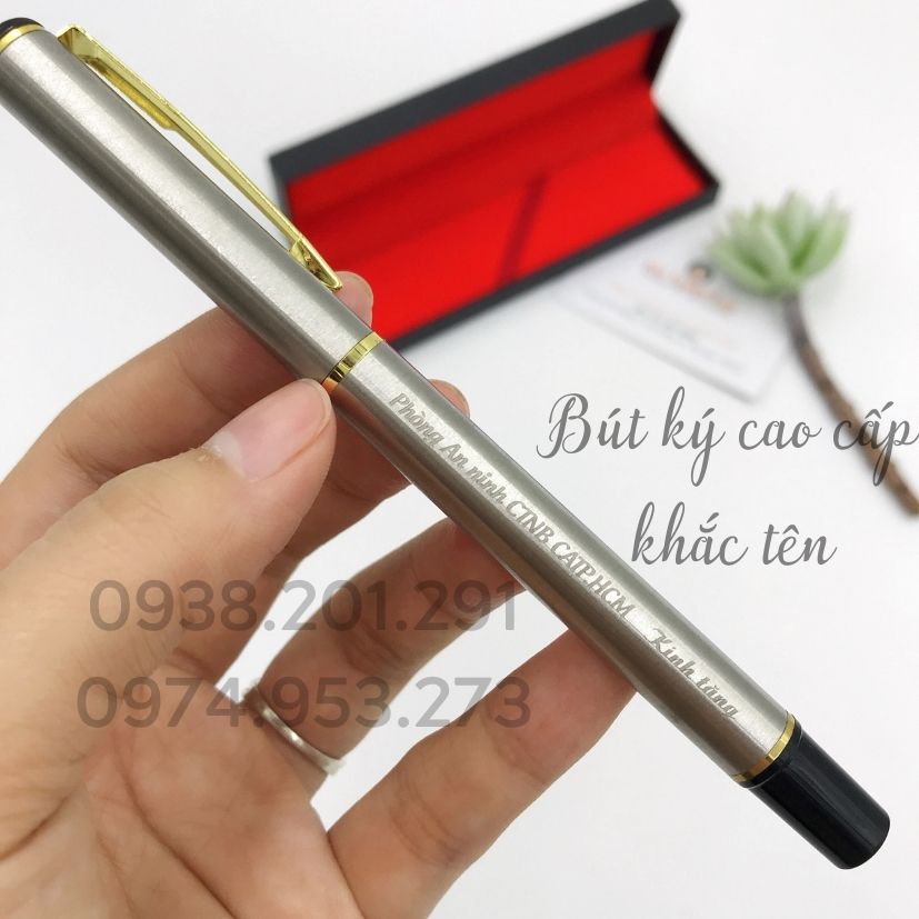Bút ký khắc tên cao cấp màu trắng đen phối cài vàng giá rẻ làm quà tặng Bút ký khắc tên cao cấp màu trắng đen phối cài vàng giá rẻ làm quà tặng