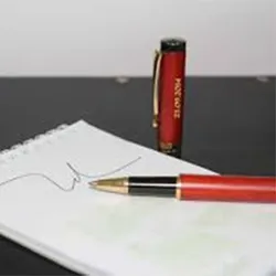 Bút gỗ màu nâu đậm, quà tặng nổi bật vẻ trang trọng lịch sự