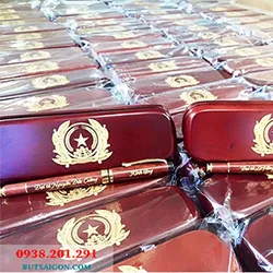 Bút gỗ màu nâu đỏ gợi ý quà tặng sang trọng lịch sự dành cho bạn