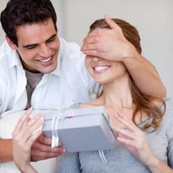Có nên tặng áo cho người yêu không? Những món quà không nên tặng khi yêu