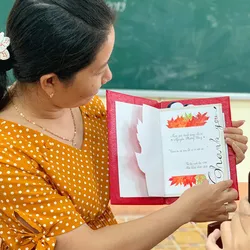 Gợi ý 1001 món quà và thơ chúc mừng sinh nhật cô giáo hay vô cùng ý nghĩa