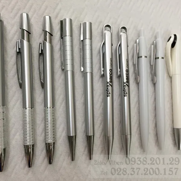 Các mẫu bút bi nhựa màu trắng bạc