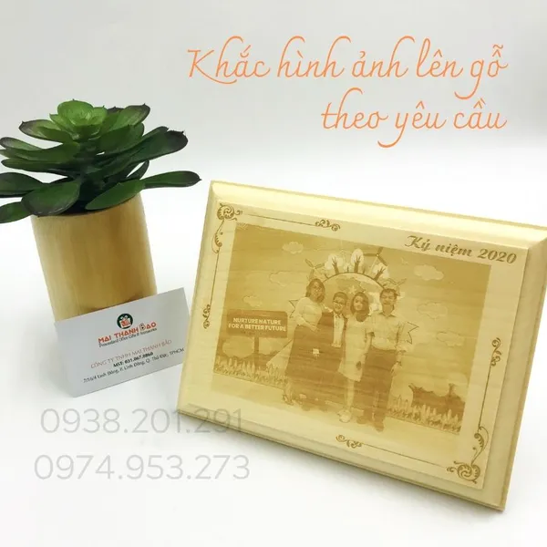 Khung hình gỗ khắc ảnh chân dung theo yêu cầu