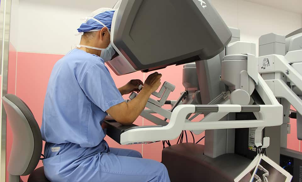 Phẫu thuật hỗ trợ bằng robot "da Vinci"