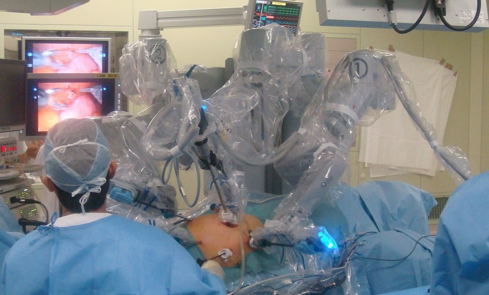 Điều trị bằng robot phẫu thuật và tham gia đa ngành