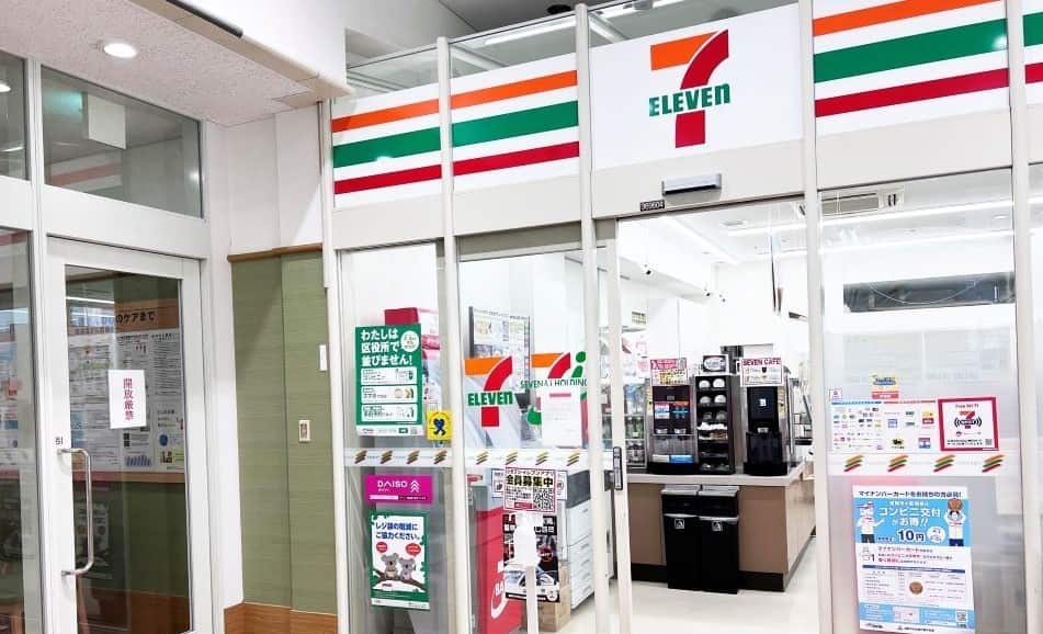 Bạn có thể dễ dàng mua thực phẩm và hàng hóa tại cửa hàng tiện lợi.