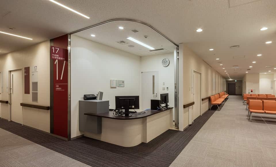 Lễ tân tiếp đón bệnh nhân ngoại trú