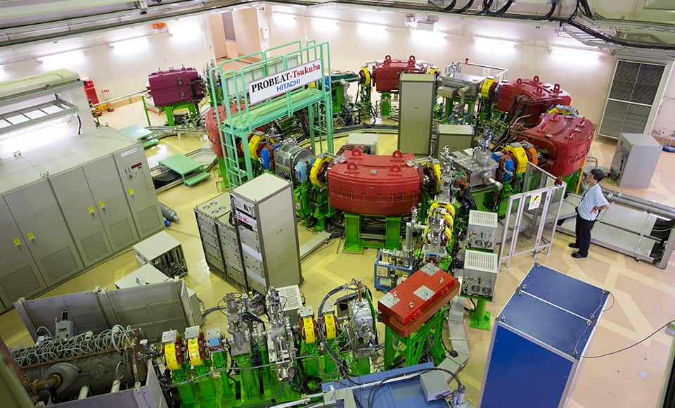 Máy gia tốc chùm proton