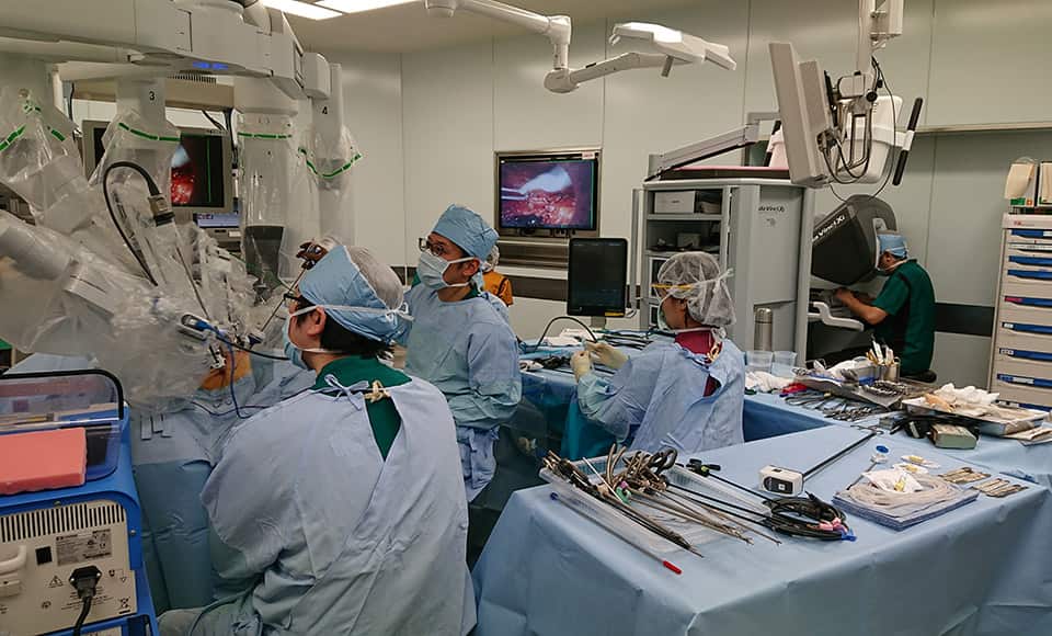 Phẫu thuật hỗ trợ bởi robot da Vinci