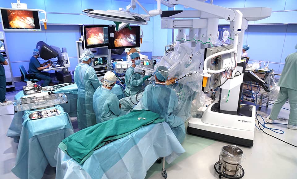 Phòng phẫu thuật nội soi: Robot hỗ trợ phẫu thuật nội soi dưới
