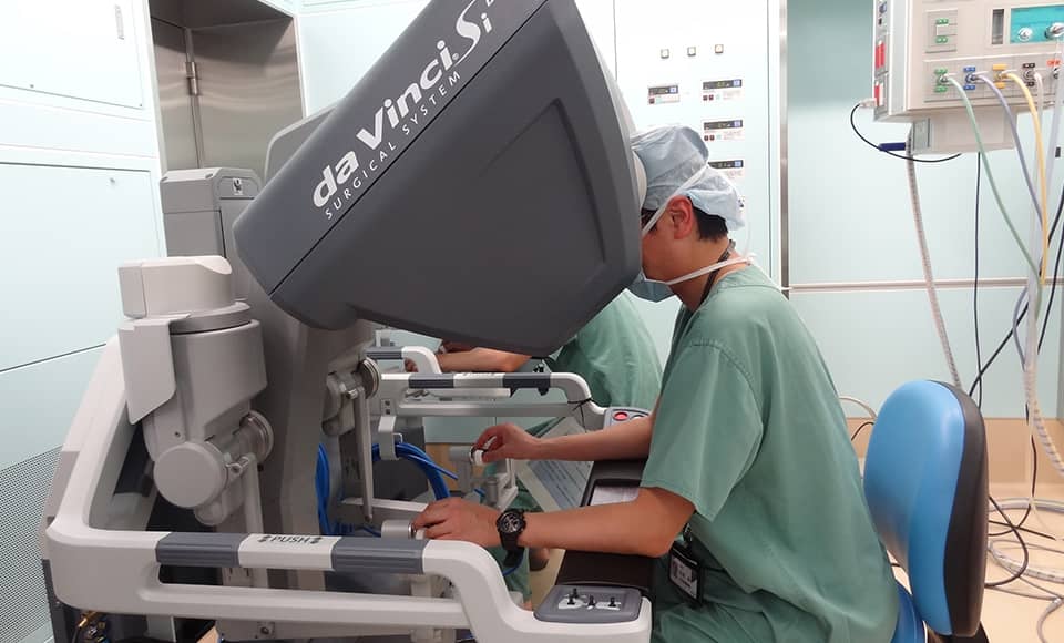 Phòng phẫu thuật: Robot hỗ trợ phẫu thuật nội soi "Da Vinci Si"