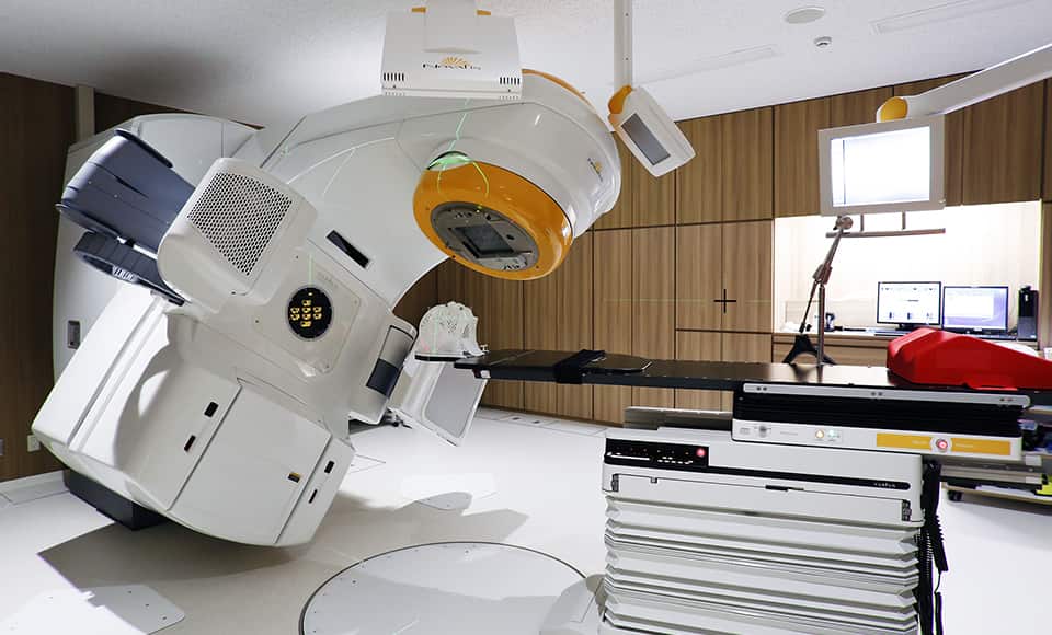 Phòng xạ trị: Hệ thống xạ trị chính xác cao (BrainLAB)